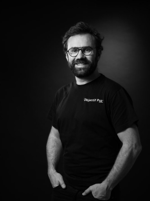 portrait d'un homme en noir et blanc