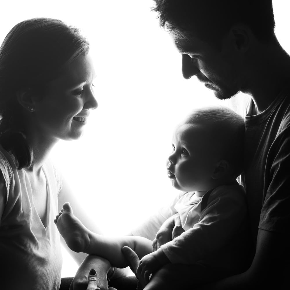 Famille de trois personne a contre jour