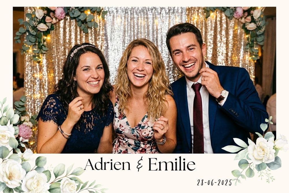 Photo issus d'une borne photo ou on voit des invité d'un mariage qui se prennent en photo lors d'un mariage