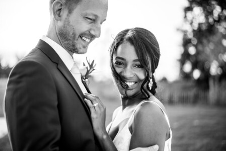 Mariés enlacés, la mariée sourit, alliance à son doigt