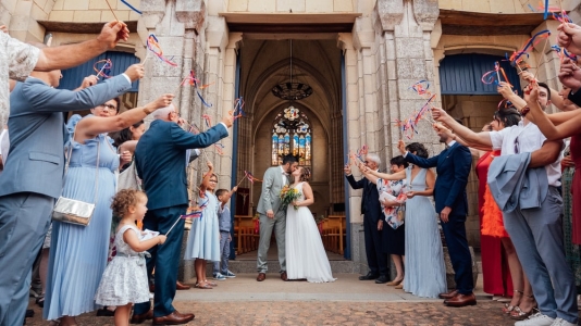 sortie d'une eglise pour un couple de jeunes mariés