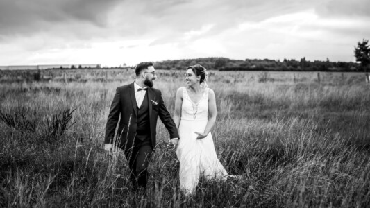 couple dans un pré se regardent