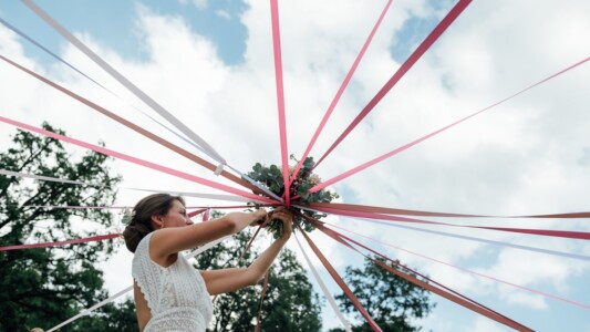 Jeune mariée réalise le jeu du ruban