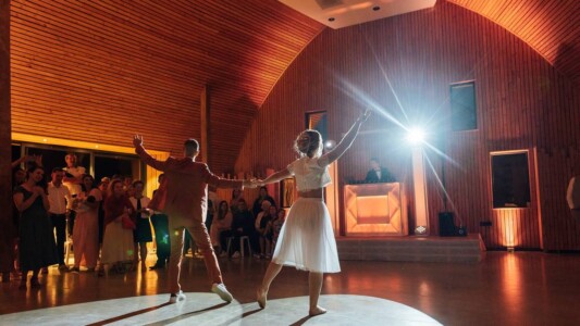 jeunes mariés qui dansent