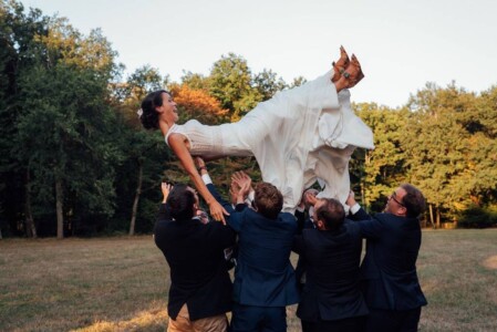 La mariée est jetée en l'air par les témoins