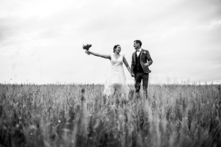 Couple sautant dans un champs