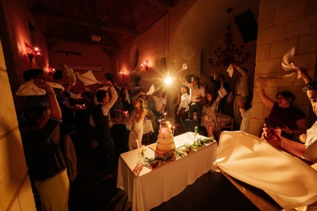 soirée de mariage ou tout les invité font tourner les serviettes