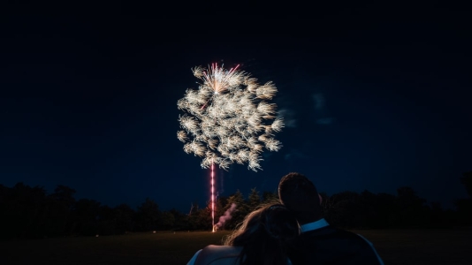 feux d'artifice avec les mariés qui regarde le spectacle