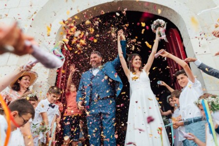 Couple à la sorti de l'église sous une pluie de confettis