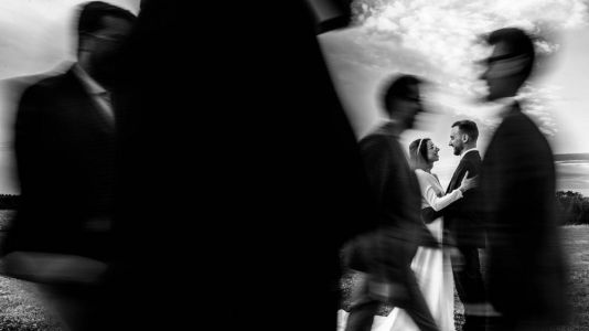 couple qui se regarde avec des personnes qui passe devant l'objectif