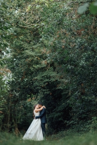 couple dans la foret qui s'embrasse