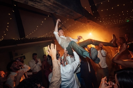 marié qui lors de la soirée dansante se fait porter par des invités