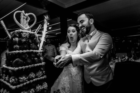 mariés coupe gateau photographe Mariage Angers le mans maine et loire