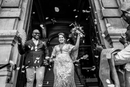 mariés sortie mairie photographe Mariage Angers le mans maine et loire