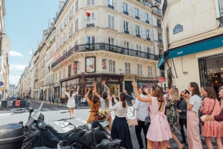 lancé de bouquet dans la rue photographe Mariage Angers le mans maine et loire