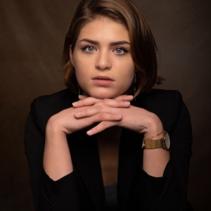 portrait femme fond sombre