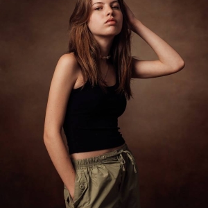 Portrait d'ado en studio fond marrons sombre
