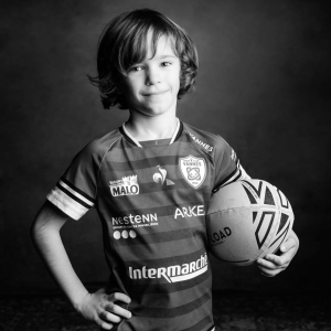 Portrait d'un enfant en tenus de rugby