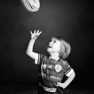 Portrait d'un enfant en tenus de rugby avec un ballon