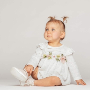 Portrait de bébé en studio fond blanc