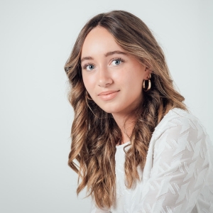 Portrait d'adolescent sur fond blanc