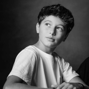 Portrait d'adolescent sur fond texturé en noir et blanc
