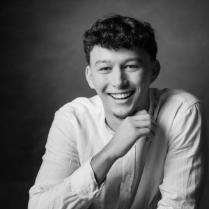Portrait de jeune adulte sur fond texturé en noir et blanc