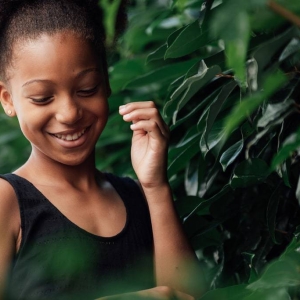 Portrait d'un fille de 10 ans en extérieur avec des plantes