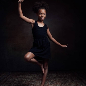 Portrait d'un fille de 10 ans sur fond texturé sombre