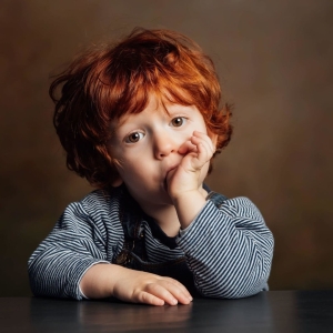 Portrait d'un jeune enfant roux