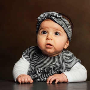 Portrait d'une petit fille avec un bandeau dans les cheveux