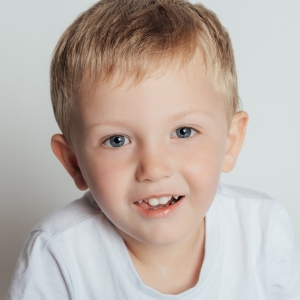 Portrait d'enfant en studio fond blanc