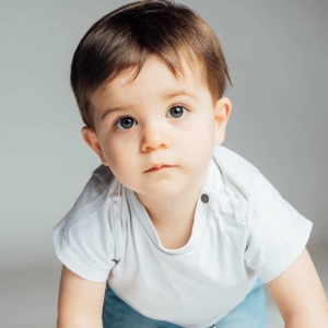 Portrait d'enfant en studio fond blanc
