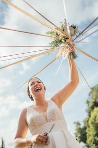 Mariée qui réalise le jeux du ruban